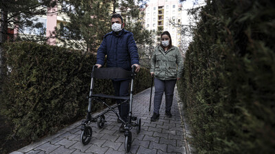 Baston ve yürüteçle yollara düştüler! İşte nedeni...