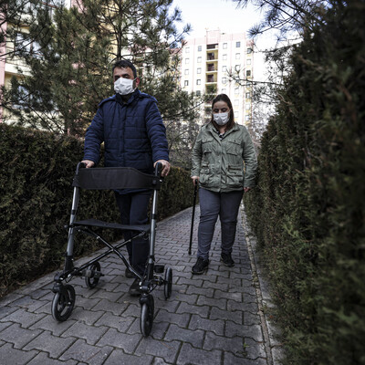 Baston ve yürüteçle yollara düştüler! İşte nedeni...