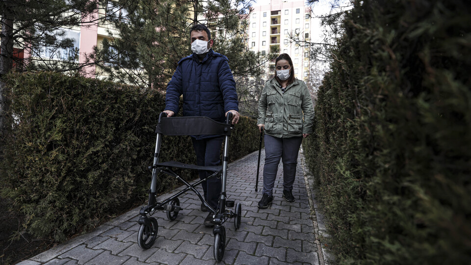 Baston ve yürüteçle yollara düştüler! İşte nedeni...