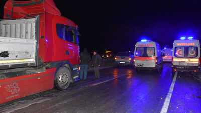 Yolcu otobüsü tıra çarptı: 1 ölü, 13 yaralı