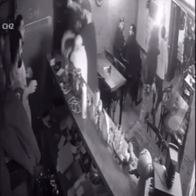 O anlar kamerada! Oyuncu bıçakla saldırdı!