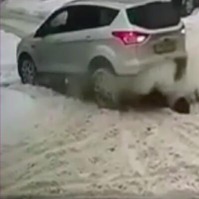 Rusya'da bir sürücü yaşlı kadının üzerinden defalarca geçti!