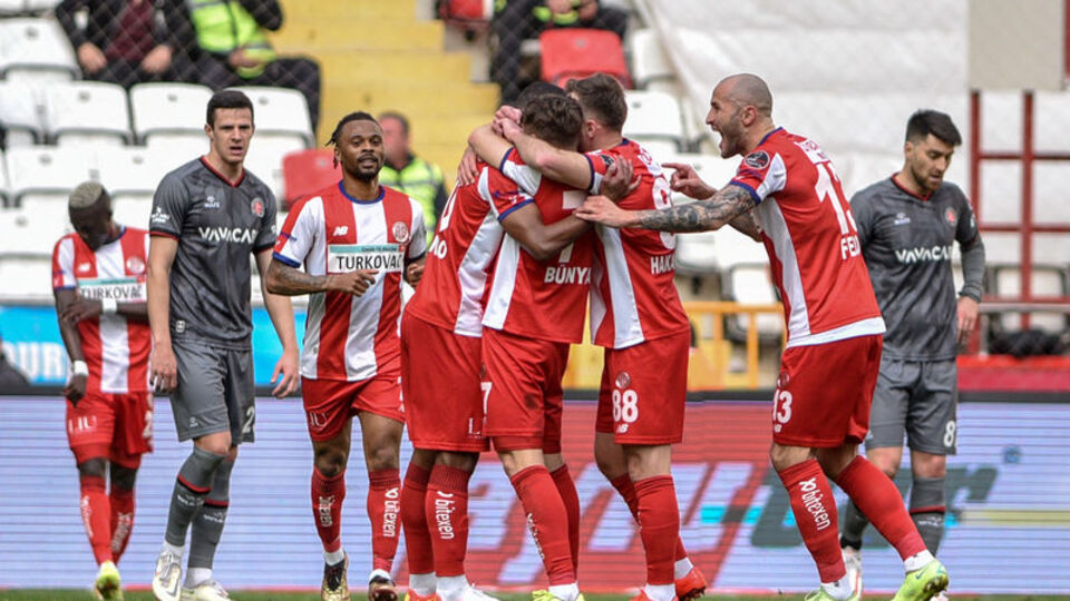 Antalyaspor 3 puanı 3 golle aldı!