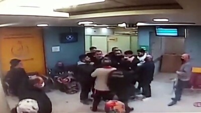 Hasta yakınları görevlilere saldırdı!