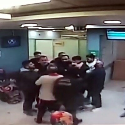 Hasta yakınları görevlilere saldırdı!