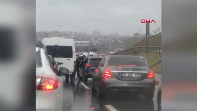 Aracıyla önünü kestiği sürücüyü darbetti!