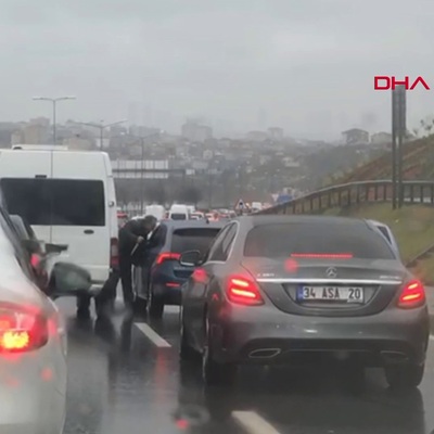 Aracıyla önünü kestiği sürücüyü darbetti!