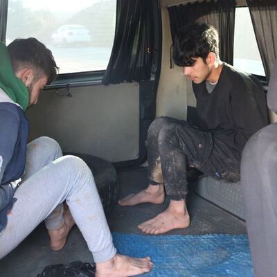 Darp edilip yalınayak Türkiye’ye itildiler