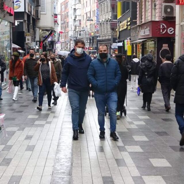 Bilim Kurulu Üyesi Özlü: Virüs bulaşmaya devam ediyor ama...