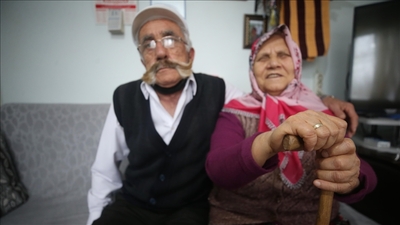 Çok ağlamaktan kör oldu! Eşi 'gözleri' oldu