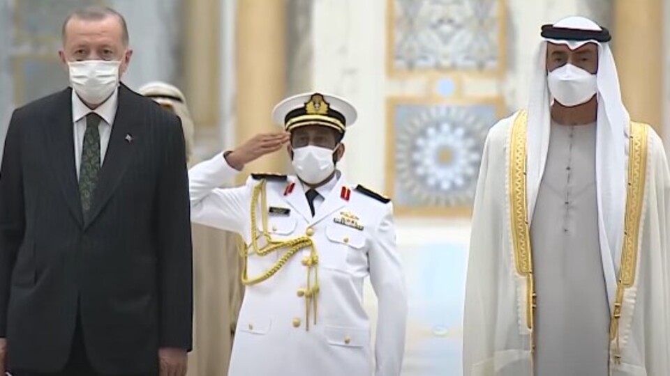 Cumhurbaşkanı Erdoğan, Abu Dabi'de resmi törenle karşılandı