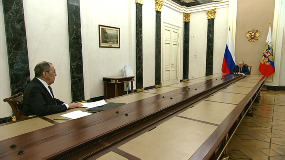 Putin'in masası yine gündem oldu