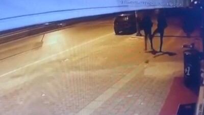 Bu kez de kediye şiddet! Tekmeleyip havaya fırlattı