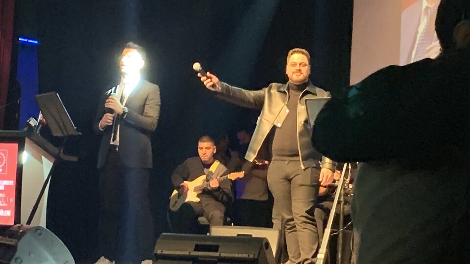 BTP lideri Hüseyin Baş şarkı söyledi