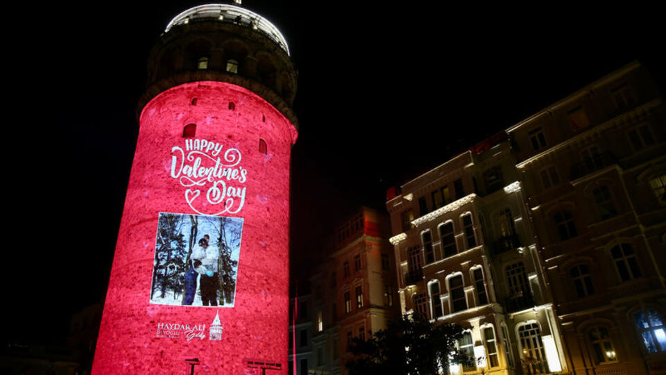 Galata Kulesi'ne 'sevgililer' yansıdı