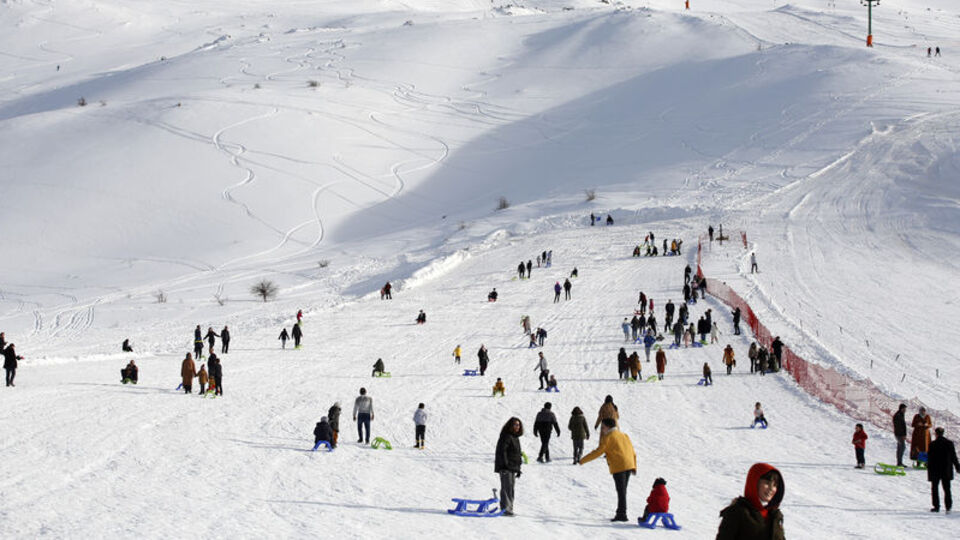 Göl manzaralı kayak merkezi