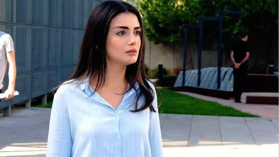 Özge Yağız kimdir?