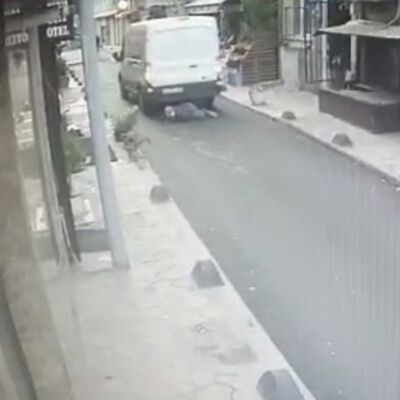 70 yaşındaki kadın geri manevra yapan minibüsün altında kaldı