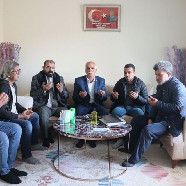 Evlat nöbetindeki ailelerden Gara şehidinin babasına ziyaret