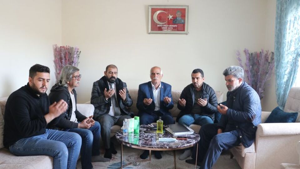 Evlat nöbetindeki ailelerden Gara şehidinin babasına ziyaret
