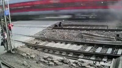 Trenin altında kalmaktan son anda kurtuldu!