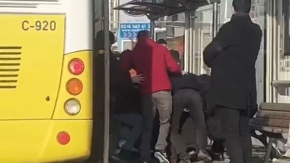 Durakta kavga! Kimse ayıramadı