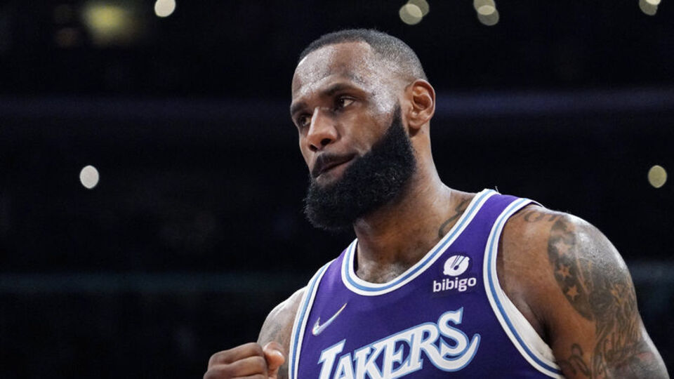 Lakers kazandı, LeBron kulüp tarihine geçti