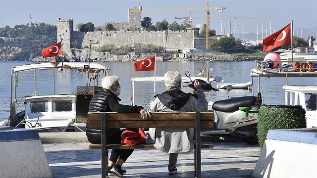 Sağlık Bakanı Koca'dan 65 yaş üstüne Covid-19 uyarısı