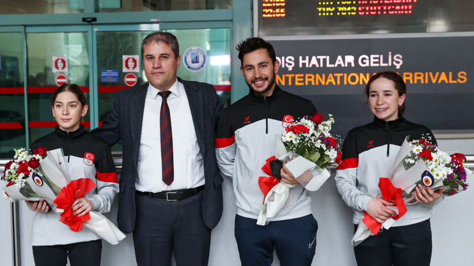 Milli kayakçılar çiçeklerle karşılandı