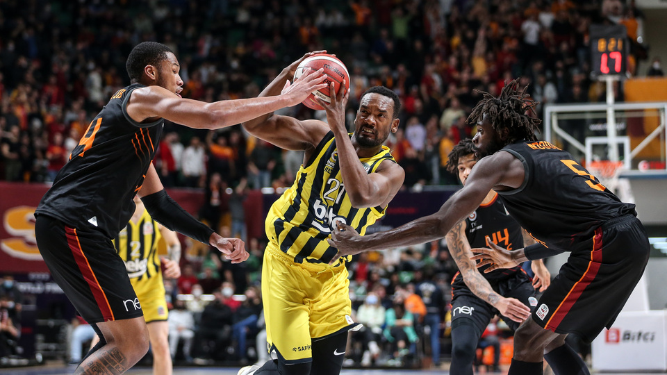 Olaylı derbi Fenerbahçe'nin