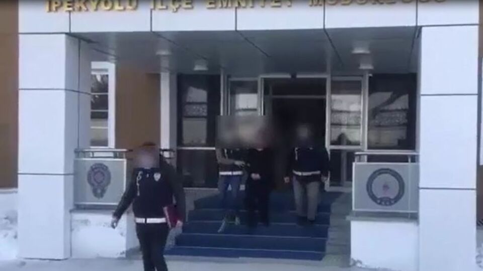 2.5 yaşında dehşeti yaşadı! Anne ve sevgilisi!