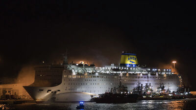 Yunanistan'da 300'e yakın kişiyi taşıyan gemide yangın!