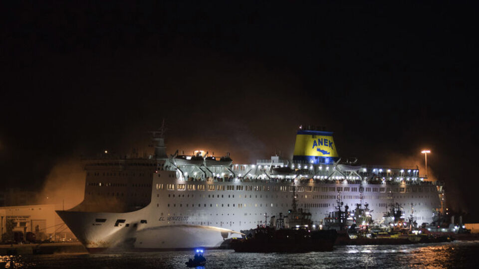 Yunanistan'da 300'e yakın kişiyi taşıyan gemide yangın!