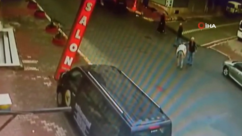 Sopayla vurdu! Falçatayı sapladı! Her anı dehşet!