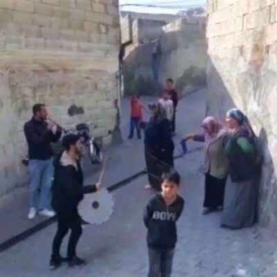 Mahalledeki yıkımı davul zurnayla halay çekerek izlediler