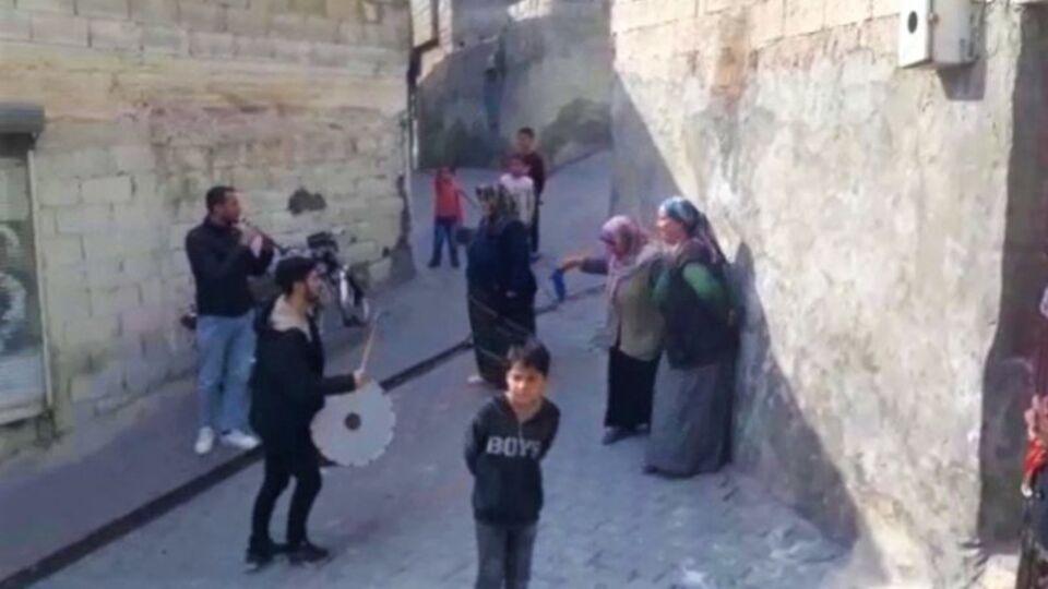 Mahalledeki yıkımı davul zurnayla halay çekerek izlediler