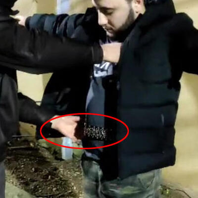 Şoke eden anlar! Kemerin içinden kılıç çıktı!