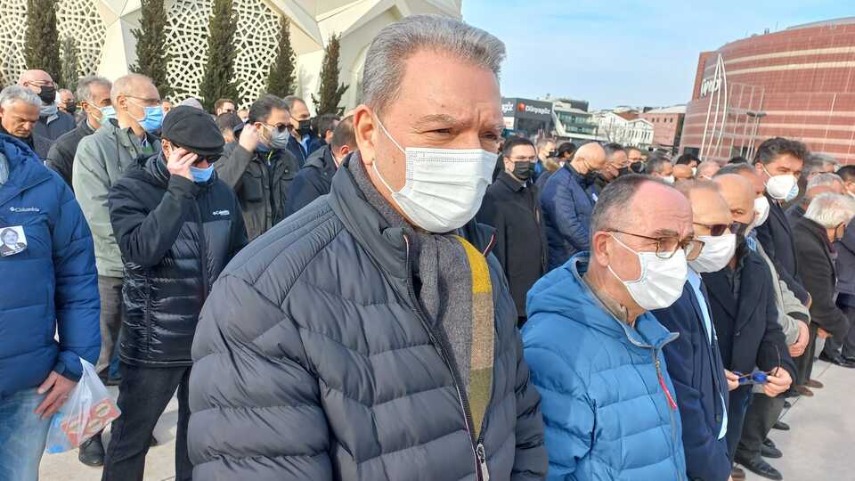 Borsa beyefendisinin ardından ağlıyor