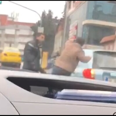 Pendik'te motokurye ile otomobil şoförü birbirine girdi