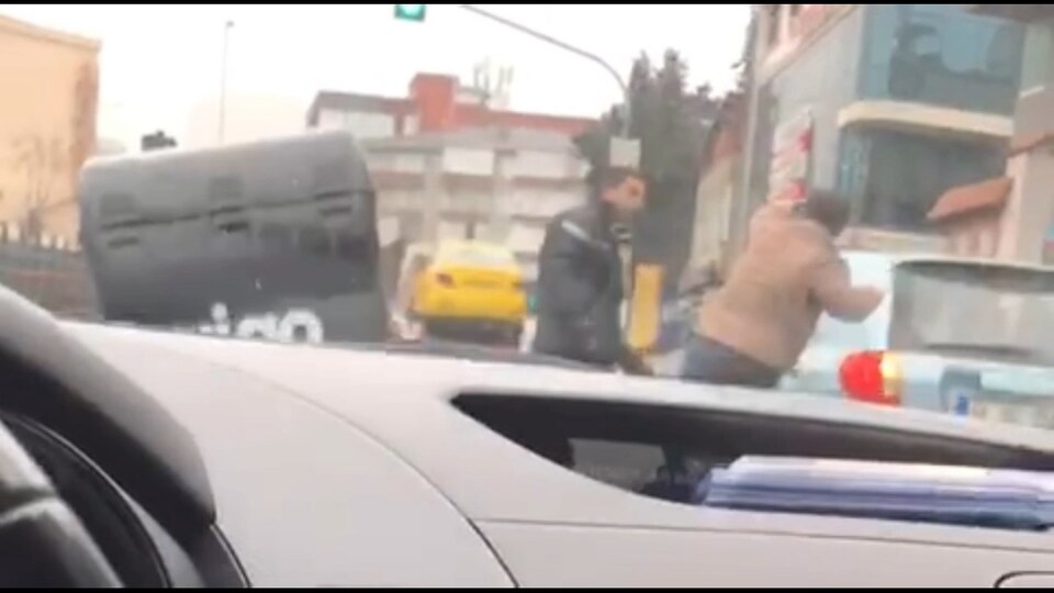Pendik'te motokurye ile otomobil şoförü birbirine girdi