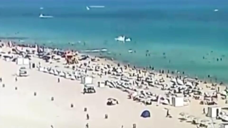 Miami sahili yakınında denize helikopter düştü