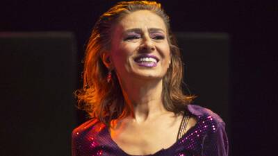 "Mor menekşe gibiyim"