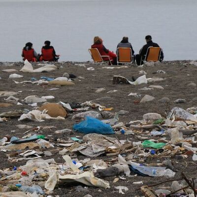 Sahilde felaketin ortasında şaşırtan piknik!