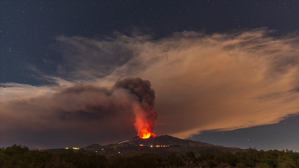 Etna Yanardağı yeniden kül ve lav püskürttü