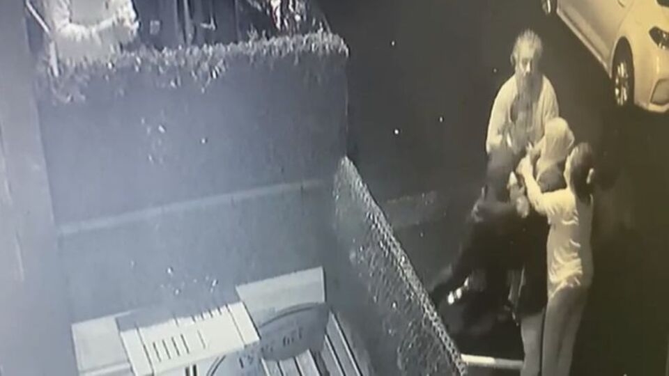 Akrabalar birbirine girdi! Kalabalığa ateş açtı