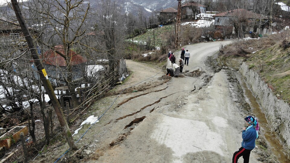 Heyelan paniği! Bir mahalle hareket halinde