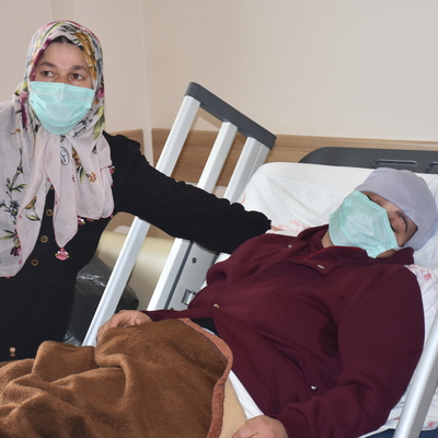 Gece yemek vermediği kocası sırtından bıçakladı!