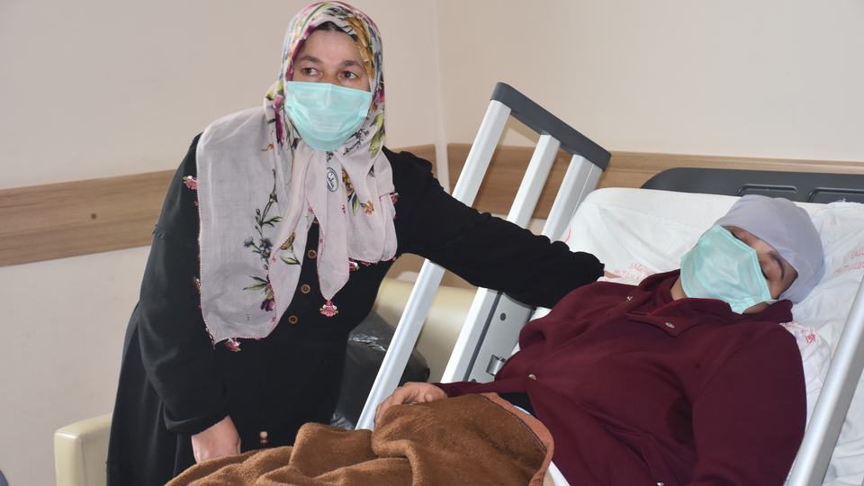 Gece yemek vermediği kocası sırtından bıçakladı!