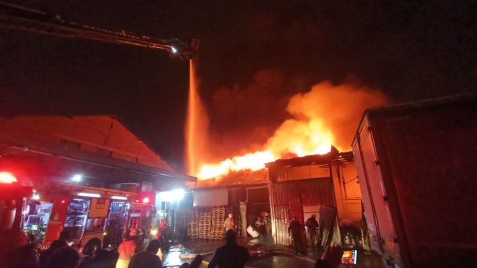 Tuzla'da yat fabrikası alev alev yandı!