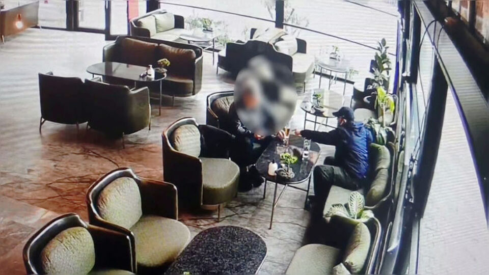 Uyuttukları turistin kartıyla altın almışlar